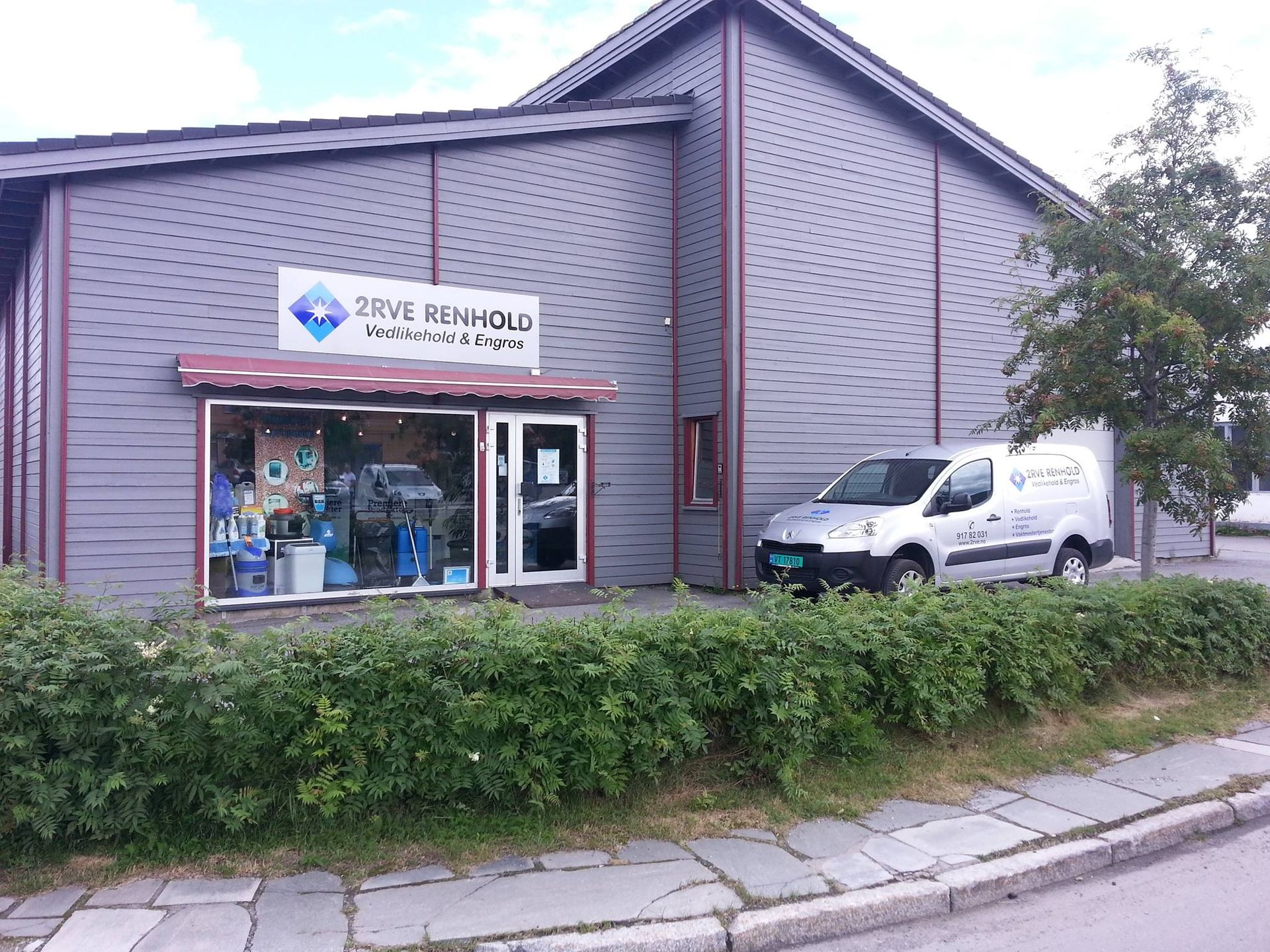 2RVE Renhold sitt lokale på Oppdal med firmabil